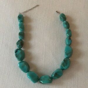 gCm CHUNKY STATEMENT NECKLACE